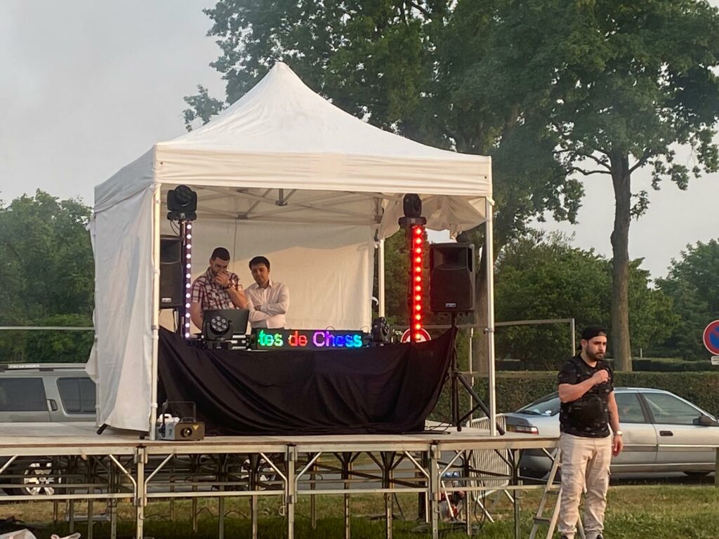 DJ Julien aux platines