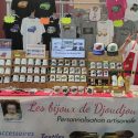 Stand de Les bijoux de Djoudjou vente de bijoux artisanaux au marché de noël et bourse aux jouets organisé par le Comité des fêtes de Chessy (77)